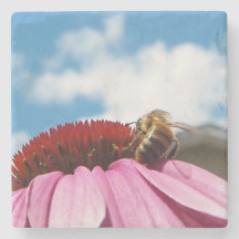 Derrière l'abeille