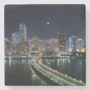Dessous-de-verre En Pierre Horizon de ville de Miami avec le pont la nuit