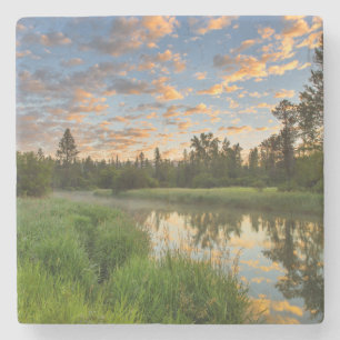 Dessous-de-verre En Pierre La rivière Whitefish avec de beaux nuages au lever