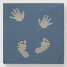 Mains de bébé et pieds de dessous de verre