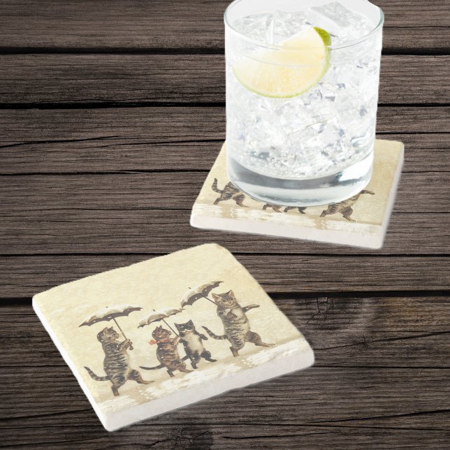 Dessous-de-verre En Pierre Parapluies de chats rayés vintage dansant dans la  (Brown striped cats with kittens walking in snow with umbrellas on light yellow stone drink coaster.)