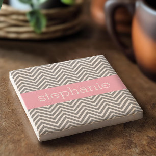 Dessous-de-verre En Pierre Pastel Pink et Grey Chevrons Nom personnalisé