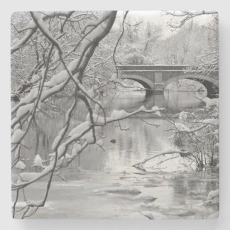 Dessous-de-verre En Pierre Pont de voûte au-dessus de rivière congelée en