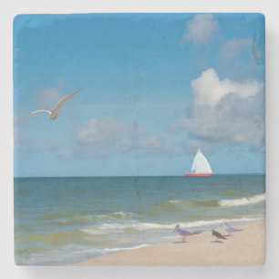 Dessous-de-verre En Pierre Vue de plage et d'océan avec le voilier