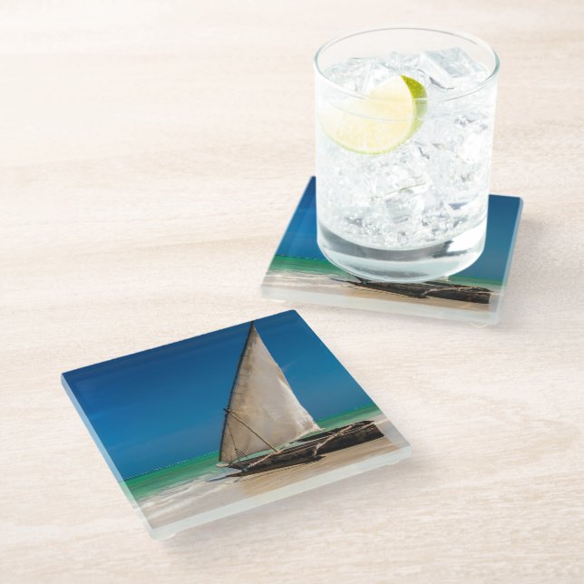 Dessous-de-verre En Verre Bateau de pêche traditionnel sur la plage (Incliné)