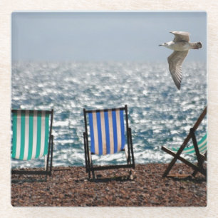 Dessous-de-verre En Verre Chaises de pont et mouette au bord de la mer