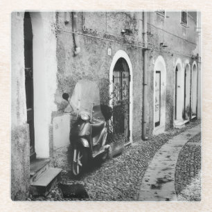 Dessous-de-verre En Verre Scooter dans une rue en Italie en noir et blanc
