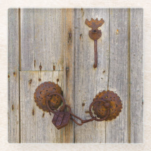 Dessous-de-verre En Verre Un cadenas en fer vintage rouillé sur une porte en