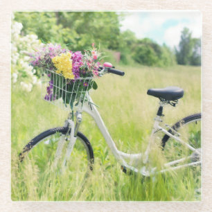 Dessous-de-verre En Verre Vélo avec panier de fleurs dans le pré
