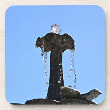 Fontaine d'eau jusqu'au ciel avec gouttelettes d'e