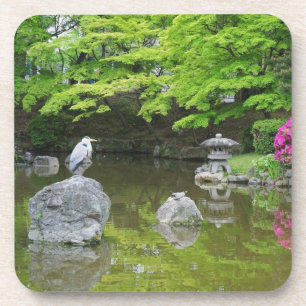 Dessous-de-verre Japon, Kyoto. Héron dans des feuilles vertes fraîc