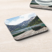 Lac alpin paisible et bateaux Photographie