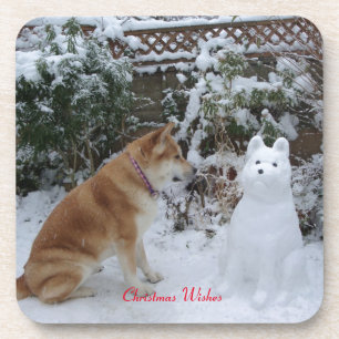 Dessous-de-verre mignonne akita assise avec un bonhomme de neige da