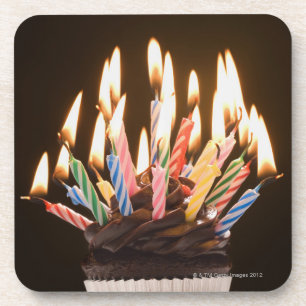 Dessous-de-verre Petit gâteau avec des bougies d'anniversaire