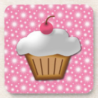 Petit gâteau de coupe-circuit avec la cerise rose