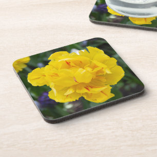 Dessous-de-verre Petites tulipes jaunes dans le jardin