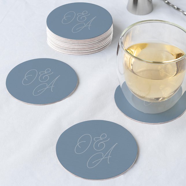 Dessous De Verre Rond Dusty Blue | Mariage de monogramme de script surdi (Créateur téléchargé)