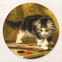 Kitten avec peinture et brosses