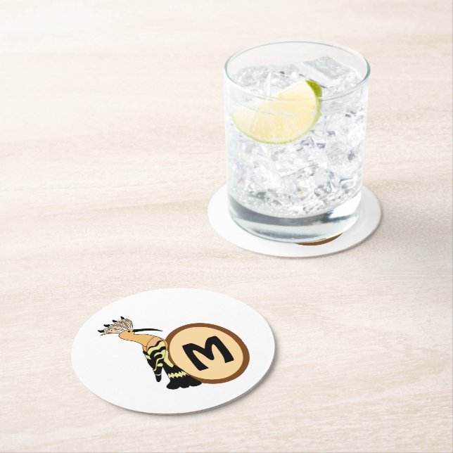 Dessous De Verre Rond Monogramme d'oiseau Whimsical Hoopoe (En situation)