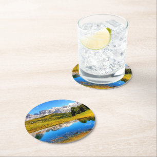 Dessous De Verre Rond Paysage vert avec étang et montagnes neigeuses