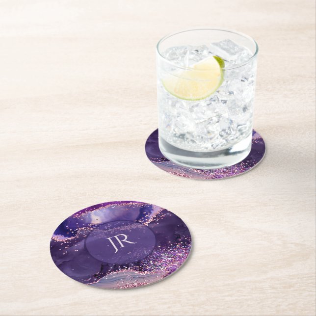 Dessous De Verre Rond Purple glittery agate texture monogram (En situation)
