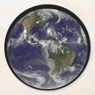 Dessous De Verre Rond Terre Pleine Avec L'Ouragan Irène Au-Dessus Des Ba