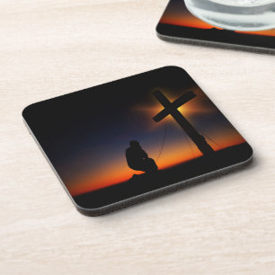 Dessous-de-verre Un homme agenouillé avant le coucher du soleil