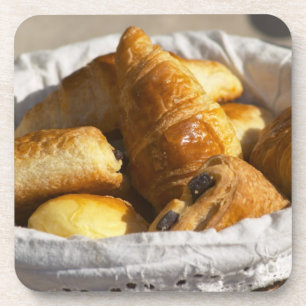 Dessous-de-verre Un panier de petit-déjeuner en osier avec des croi