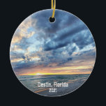 Destin Beach Custom Your Own Fotos 2 Seiten Keramik Ornament<br><div class="desc">Wenn Sie dieses Jahr am Strand von Destin in Florida unterwegs sind, werden Sie gewollt, sich an die Reise mit diesem einzigartigen Weihnachts-Sake-Reise-Souvenir-Ornament mit zwei eigenen Fotos zu erinnern! Einfach mit Ihrem eigenen Destin Beach Foto und Reisedatum auf der Vorderseite und ein anderes von Ihrem eigenen Foto auf der Rückseite...</div>