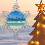 Destin Florida Beach Foto Schneeflocken Zinn-Ornament<br><div class="desc">Ein schönes Strandfoto,  aufgenommen in der idealen Feriendestination Destin,  Florida. Das wunderschöne grüne Wasser von Sandestin spült bis zum Sandstrand unter dem ruhigen blauen Himmel,  um das perfekte landschaftliche Foto für einen Urlaub zu machen.</div>