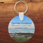 Destin Florida Beach Sunset Custom Vacation Schlüsselanhänger<br><div class="desc">Dieser malerische Schlüsselanhänger aus Destin Florida besticht durch den herrlichen rosa und orangefarbenen Sonnenuntergang,  der die Meereswellen über dem Sand und dem Meeresgras sanft berührt. Schönes Souvenir am Meer mit personalisiertem Ausflugsdatum und Familienname für Ihren Lieblingsurlaub.</div>