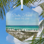 Destin Florida Beach Trip Ocean Sake Weihnachten Ornament Aus Glas<br><div class="desc">Dieses wunderschöne Destin Florida Strandurlaub bewahrt den Weihnachtsschmuck mit den hübschen blauen, grünen Ozeangewässern von Sandestin entlang der Küste. Hübsche aquamarine und blaue Sonnenschirme stehen direkt am Meer vor dem Meeresgras. Liebliche weiße Kursivschrift für meine Lieblingsstadt am Meer entlang der smaragdgrünen Küste. Passen Sie sich mit Ihrem Reisejahr für ein...</div>