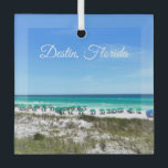 Destin Florida Coast Beach Umbrellas Fotografie Ornament Aus Glas<br><div class="desc">Dieses wunderschöne Destin Florida Beach Weihnachtsschmuck besticht durch das hübsch blaugrüne Meer von Sandestin entlang der Küste. Hübsche aquamarine und blaue Sonnenschirme stehen direkt am Meer vor dem Meeresgras. Liebliche weiße Kursivschrift für meine Lieblingsstadt am Meer entlang der smaragdgrünen Küste.</div>