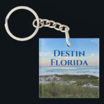 Destin Florida Custom Beach Vacation Souvenir Schlüsselanhänger<br><div class="desc">Dieses malerische Strandgeschenk von Destin Florida empfängt Sie mit einem herrlichen Sonnenuntergang in Rosa und Orange,  der die Meereswellen über dem Sand und dem Meeresgras sanft berührt. Schönes Souvenir am Meer mit personalisiertem Ausflugsdatum und Familienname für Ihren Lieblingsurlaub.</div>