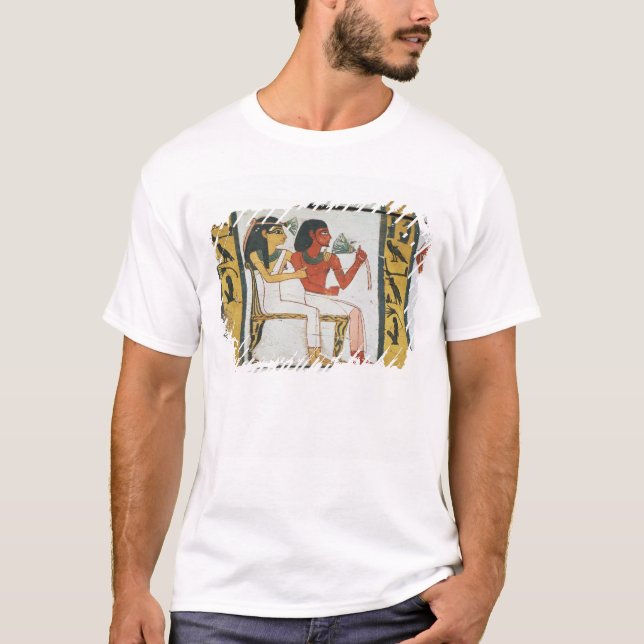Detail der Dekoration eines Sarkophags des L T-Shirt (Vorderseite)