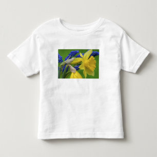 Detail der Narzissen- und Hyazinthenblüten. Credit Kleinkind T-shirt