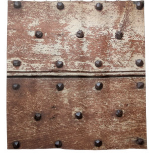Detail einer alten, bemalten, schamlosen Tür mit r Duschvorhang