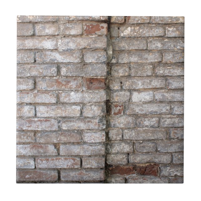 Detail einer Wand eines alten roten Backsteins mit Fliese (Vorderseite)