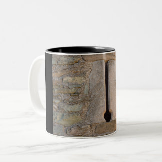 Detail eines Schlossteils auf Zweitone-Tasse Zweifarbige Tasse