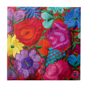 Detail traditioneller Blumenstickerei auf Textil Fliese
