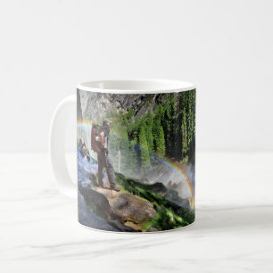 Detail: Vernal Fall Hiker und Regenbogen - Yosemit Kaffeetasse