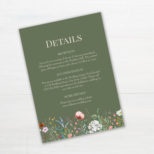 Detailkarte für die Hochzeitssache Grün Wildblumen Einladung (Sage Green Wildflowers Wedding Details Card on white wooden table.)