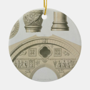 Details eines gestalteten Bogens und Spalten von Keramikornament