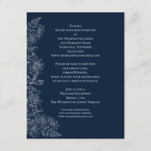 Details zur Hochzeit von blauen Blütenblättern in Begleitkarte