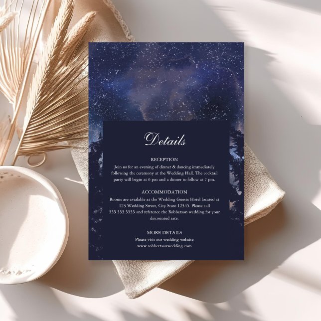 Details zur Hochzeitskarte für die Starry Night Fo Einladung (Starry Night Forest Wedding Details Card on a sunny boho table.)