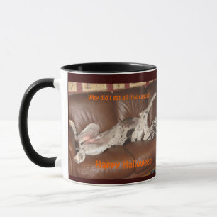 Deutsche Dogge hat zu viel Halloween-Süßigkeiten g Tasse