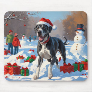 Deutsche Dogge läuft im Schnee mit Weihnachtsmütze Mousepad