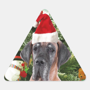 Deutsche Dogge mit Weihnachtsbaum-Geschenkboxen un Dreieckiger Aufkleber