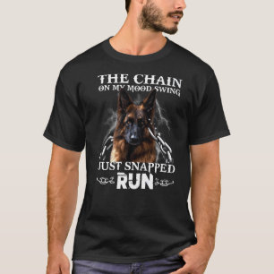 Deutsche Hirte die Kette auf meinem Swing nur sing T-Shirt