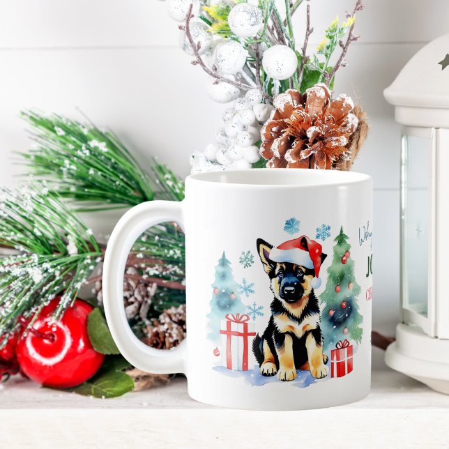 Deutsche Schäferweihnachtsgeschenke für Hunde Kaffeetasse (Cute German Shepherd puppy in Santa hat by Christmas tree and gift boxes watercolor personalized mug)